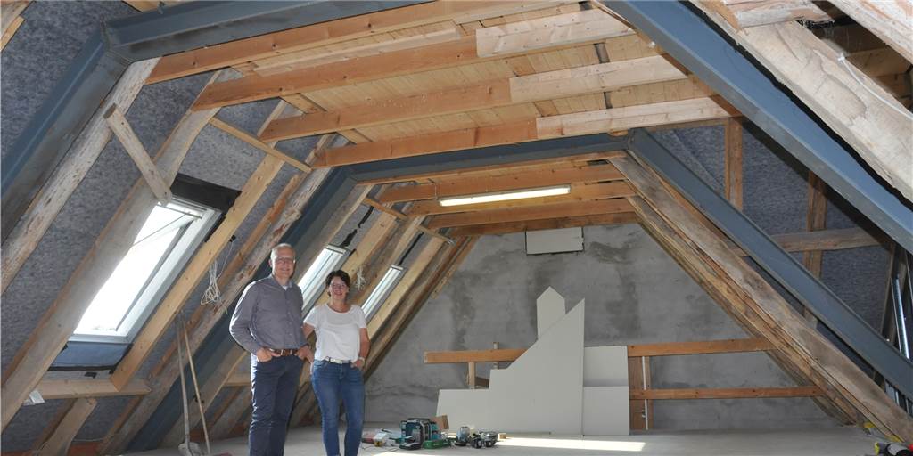 Co-Working-Space im ehemaligen Stall: Arbeiten mit Blick auf die Felder Die ehemaligen Rinderställe und der darüber liegende Dachboden behalten optisch ihren ländlichen Charakter – erhalten aber eine moderne technische Ausstattung.