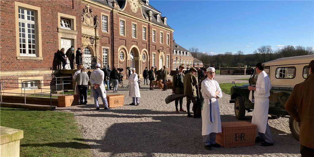 „Spencer“ hat in Venedig Premiere gefeiert: Fotos von den Dreharbeiten in Nordkirchen Der Hof vorm Schloss wurde für die Dreharbeiten mit Kies aufgeschüttet.