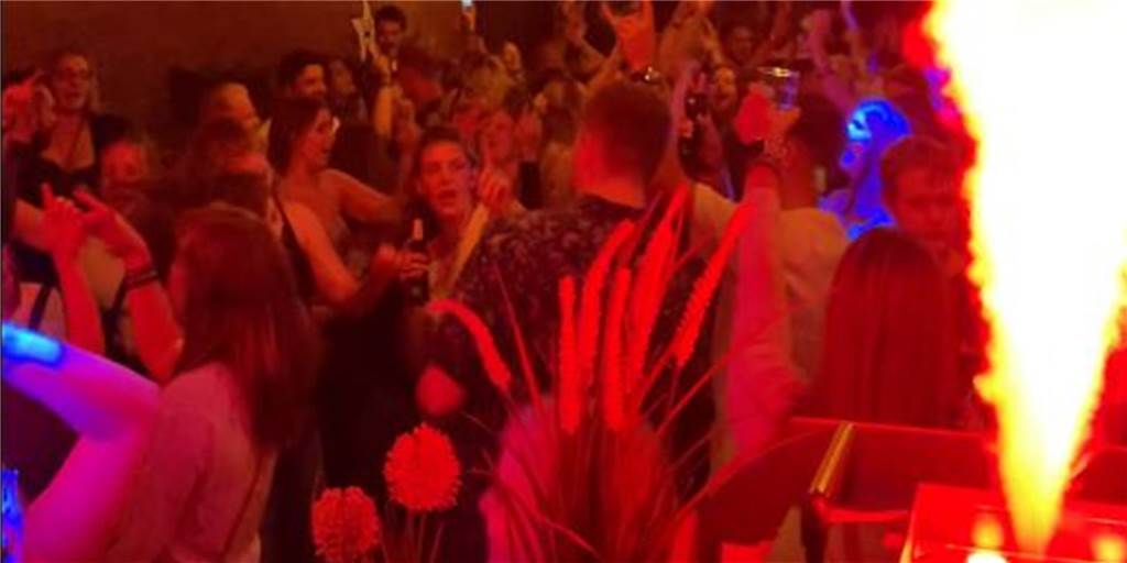 Nachtbeauftragter zur Club-Öffnung: „Mischung aus Abiprüfung, Weihnachten und Silvester“ Am Samstag (4.9.) durfte in Dortmunds Clubs wie hier im Weinkeller wieder gefeiert werden.
