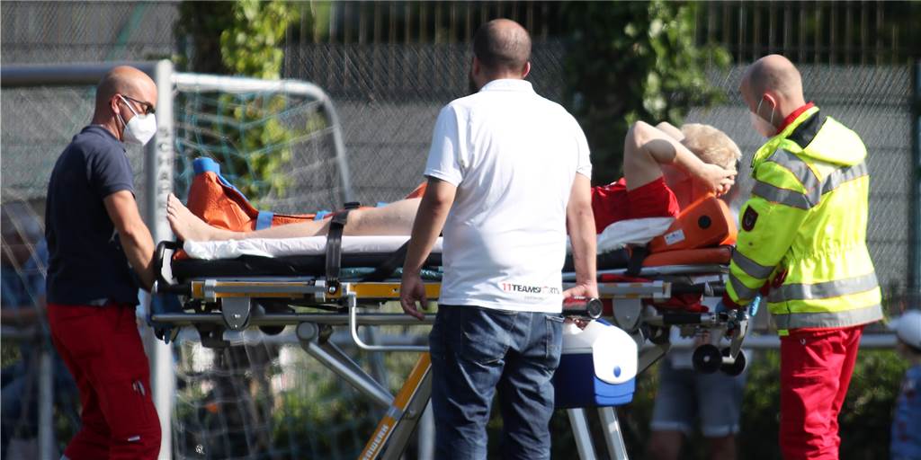 Huckarde-Spieler verletzt sich schwer: „Wir haben das Geräusch mehrere Meter entfernt gehört“ Westfalia Huckardes Kapitän musste verletzt ins Krankenhaus transportiert werden.
