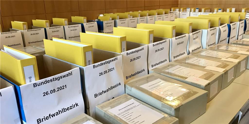 Neuer Rekord bei der Bundestagswahl: Jeder Zweite beantragt Briefwahl Immer mehr Menschen wählen die Briefwahl. Im Wahlbüro sind die Unterlagen aufgereiht nach Briefwahlbezirken.