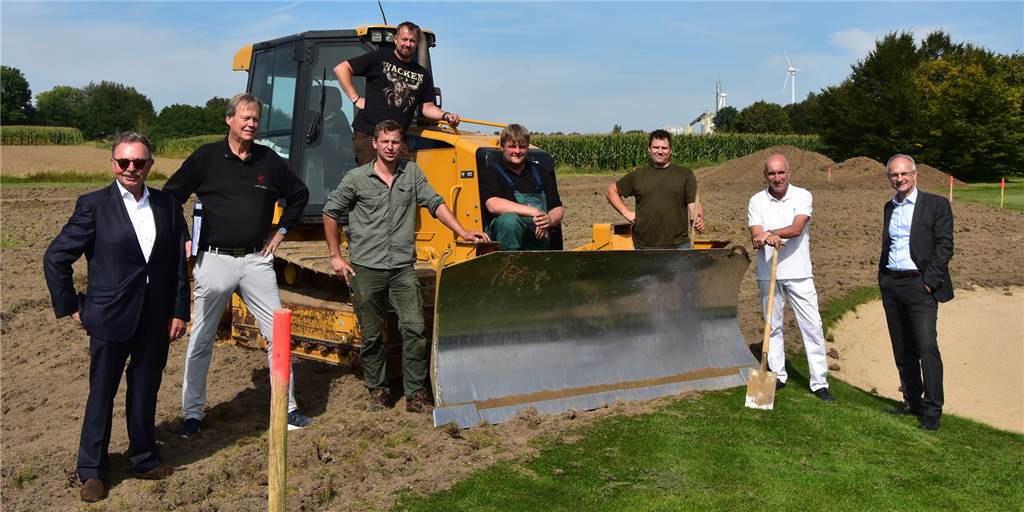 Mit Video: So soll der Golfplatz in Castrop-Rauxel nach dem Umbau aussehen Vertreter des Golfclubs, der Architekt und Mitarbeiter der Firma, die für den Umbau der Anlage beauftragt wurde, haben den Platz zusammen begutachtet.