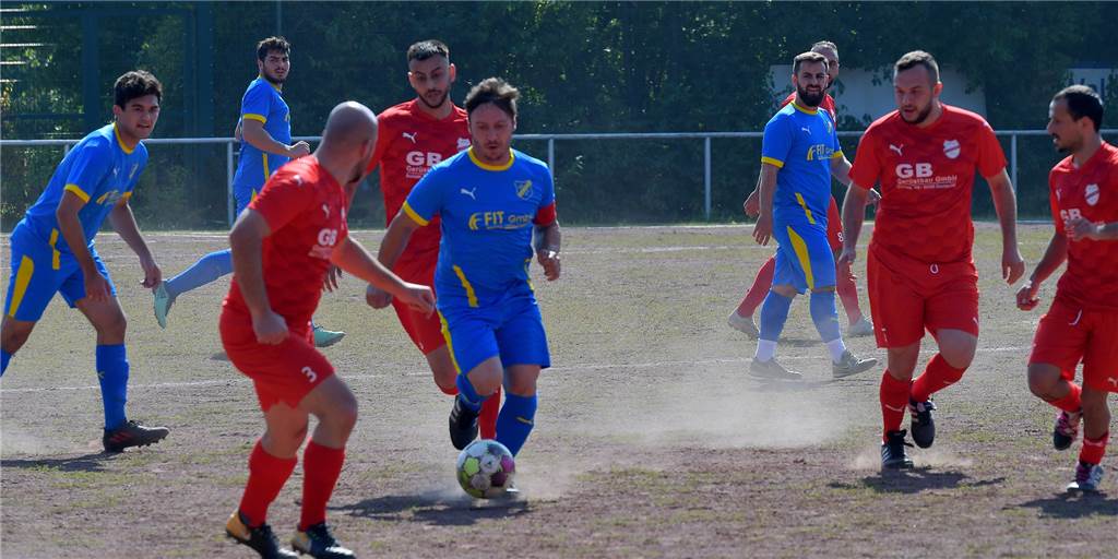 Kreisliga-Feeling, Handball-Auftakt und Wasserball-Fitness: Die besten Bilder vom Wochenende Das Spiel der SG Gahmen II gegen Ay Yildiz Derne II könnte die letzte Partie auf dem Ascheplatz an der Kaubrügge gewesen sein.