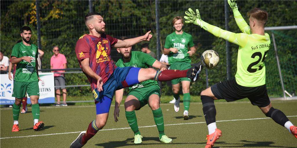 Von der Bank zum Matchwinner: Jan Brinkmann (25) macht eine Ansage Jan Brinkmann (l.) kam in der Schlussphase gegen Oberadens Torhüter Lars Suhr zu einer Großchance. Hier fehlten nur Zentimeter zum Doppelpack.