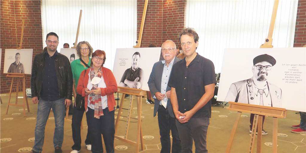 Ausstellung setzt ein starkes Zeichen gegen Rechts Als Vorstandsmitglieder des Vereins „Miteinander im kulturellen Wirken“ freuten sich Elke Langenbrink (2.v.l.), Udo Bremer (2.v.r.) und Thomas Langenbrink (r.), auch den Fotografen Dennis Einecker (l.) und die stellvertretende Landrätin Petra Schmidt-Niersmann bei der Midissage einer Ausstellung im Begegnungszentrum begrüßen zu können.