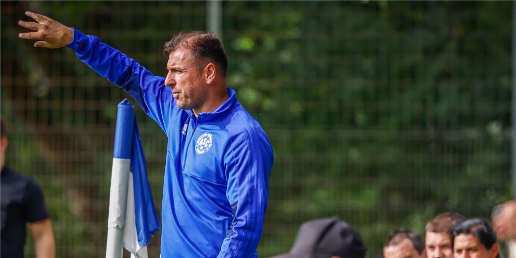 Lieber Toni Kotziampassis: Das ist kein harter Hund, sondern er ist einfach unvernünftig! ASC-Trainer Antonios Kotziampassis ließ einen Spieler spielen, der sich eine Woche zuvor eine Gehirnerschütterung zugezogen hat. Unser Autor hat dazu eine klare Haltung.