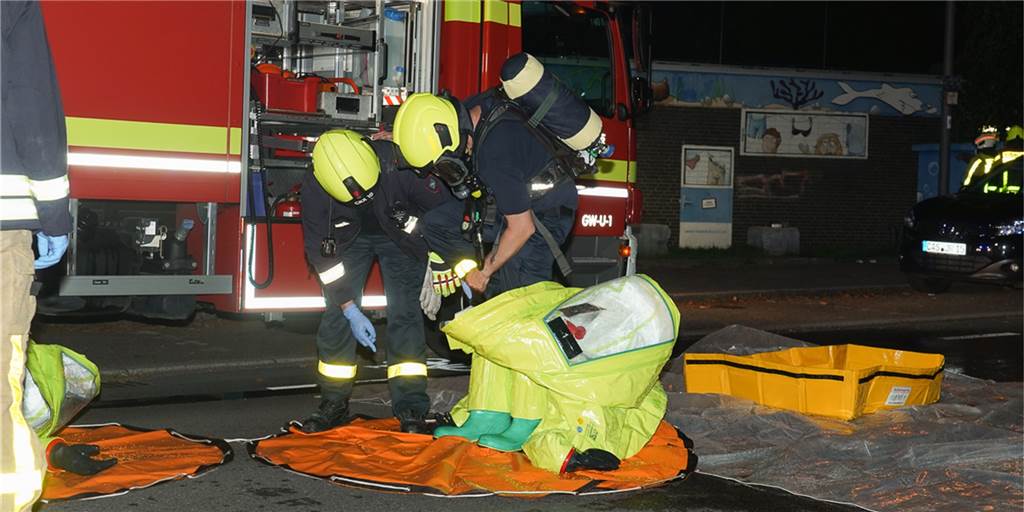 Giftiges Gas tritt am Freibad aus: Feuerwehr mit Schutzanzügen im Einsatz Mit Spezialanzügen schütze sich die Feuerwehr vor dem giftigen Gas.