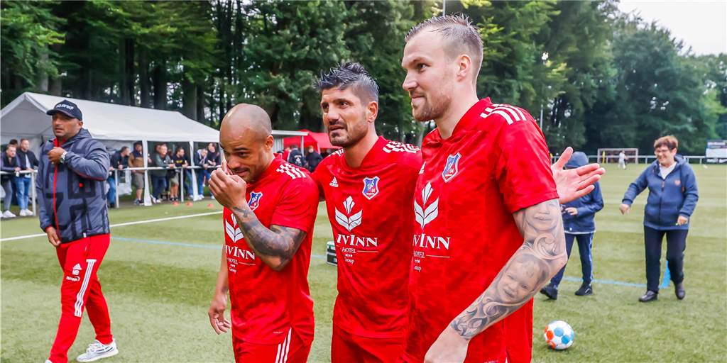 Kann Wacker Obercastrop dem TuS Bövinghausen gefährlich werden, Baris Özbek? Die drei Ex-Profis beim TuS Bövinghausen (v.l.n.r.): David Odonkor, Baris Özbek, Kevin Großkreutz.