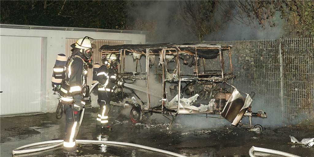 Wohnwagen brennt in Dortmund aus - Polizei vermutet Brandstiftung Bei einem nächtlichen Einsatz löschte die Feuerwehr den brennenden Wohnwagen im Dortmunder Westen.