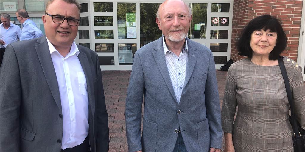 Seniorenbeirat hakt kritisch bei der Verwaltung nach Der neue Vorstand des Seniorenbeirats: Vorsitzender Friedhelm Stoltenberg (M.) wird unterstützt von seinen Stellvertretern Reiner Endemann (l.) und Brigitte Scheffler (r.).