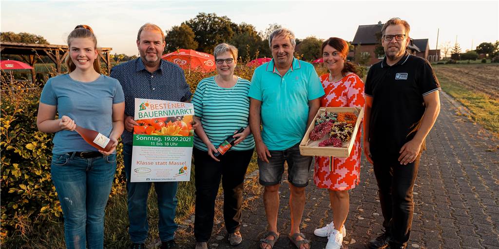 Bestener Bauernmarkt feiert sein Comeback Britt, Thorsten und Bettina Scholten sowie Thomas und Sandra Grebe und Andre Lehmbrock organisieren in diesem Jahr wieder gemeinsam den Bestener Bauernmarkt.