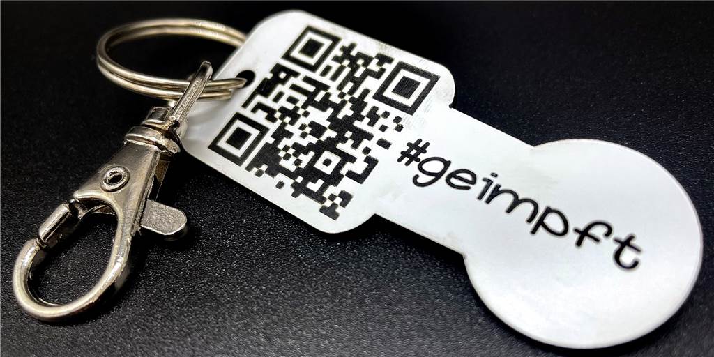 Corona: Schwerter Firma graviert Impfnachweis auf Schlüsselanhänger Auf einen Schlüsselanhänger kann man sich bei Moke-Style den QR-Code des Corona-Impfnachweises lasern lassen. Praktisch: Das Accessoire lässt sich auch als Löser für Einkaufswagen benutzen.