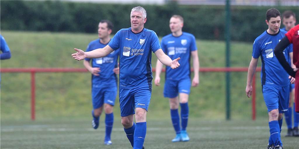 FC Frohlinde II: Es war nur großes Verletzungspech - und keine Spieler-Revolte Dirk Vierhaus, Trainer des FC Frohlinde II, musste seine Schuhe schüren.