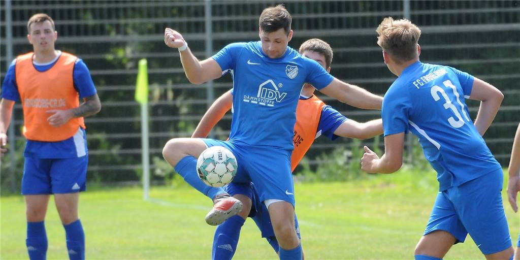 Abstiegsfrage für Castrop-Rauxeler Klubs wird spannend – bis zu fünf Absteiger möglich In der Kreisliga A könnte der FC Frohlinde II (blaue Trikots) es mit einer harten Abstiegsregelung zu tun bekommen.