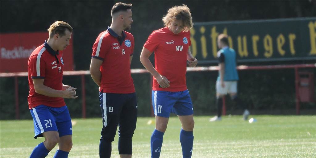 Wegen Bundesliga-Einsatz: Michael Wurst läuft nicht für FC Castrop-Rauxel auf FC-Trainer Michael Wurst (rechts) wechselte sich beim Spiel gegen RW Germania für den 1:0-Torschützen Michael Dschaak (links) ein.