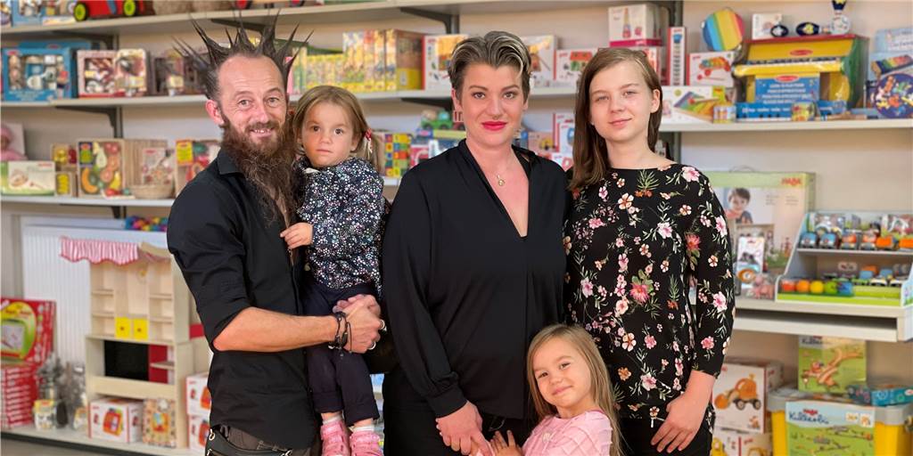 Babyhaus Mönninghoff vor Wiedereröffnung: Sechsfach-Mama ist neue Chefin Maureen Tichawski (Mitte) ist neue Chefin von Babyhaus Mönninghoff in Lünen. Ihre Familie will die Tradition von Sigrid Wiese weiterführen.