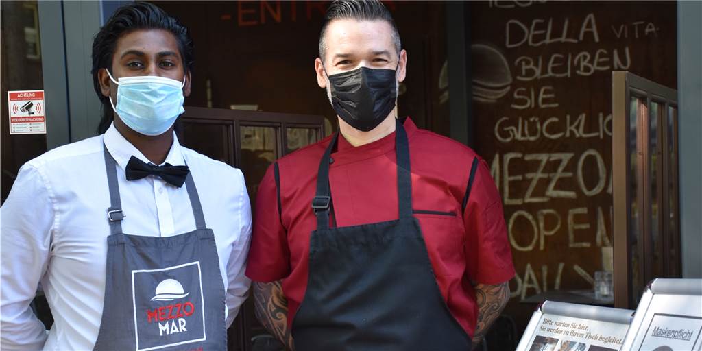 3G-Regel in Dorstener Gastronomie problemlos: „Leute wollen einfach raus“ Perakas Pavananthan, Restaurantfachmann und Giuseppe Deluca, Chefkoch.