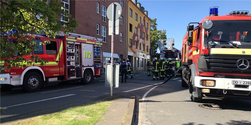 Re-Live: Brand an 10.000-Volt-Trafo sorgt für Straßensperrung in Dortmund Die Feuerwehr beim Einsatz auf der Münsterstraße