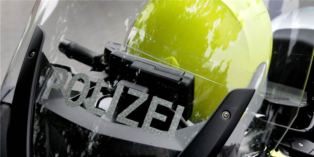 Schwerer Unfall auf McDonald’s-Kreuzung: Welche Limousine hatte Grün? Die Polizei leitete den dichten Verkehr auf der B236 um die Unfallstelle herum (Symbolbild).