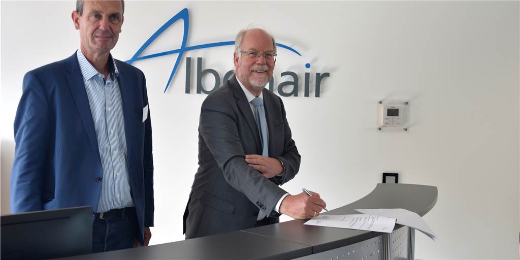 Nach langer Corona-Pause: Jetzt sollen Schüler etwas Konkretes lernen Schulleiter Klaus-Markus Katthagen und Dr. Georg Hüthewohl, Geschäftsführer der Albonair GmbH, unterzeichneten die Vereinbarung für eine Bildungspartnerschaft.