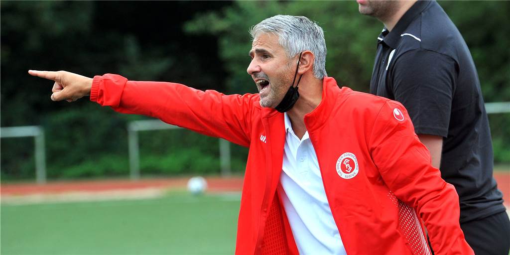 Elfmeter, Rote Karte und sieben Tore - und ein Trainer des TuS Holzen-Sommerberg „auf 180“ Pietro Perrone, Trainer der A-Junioren des TuS Holzen-Sommerberg.