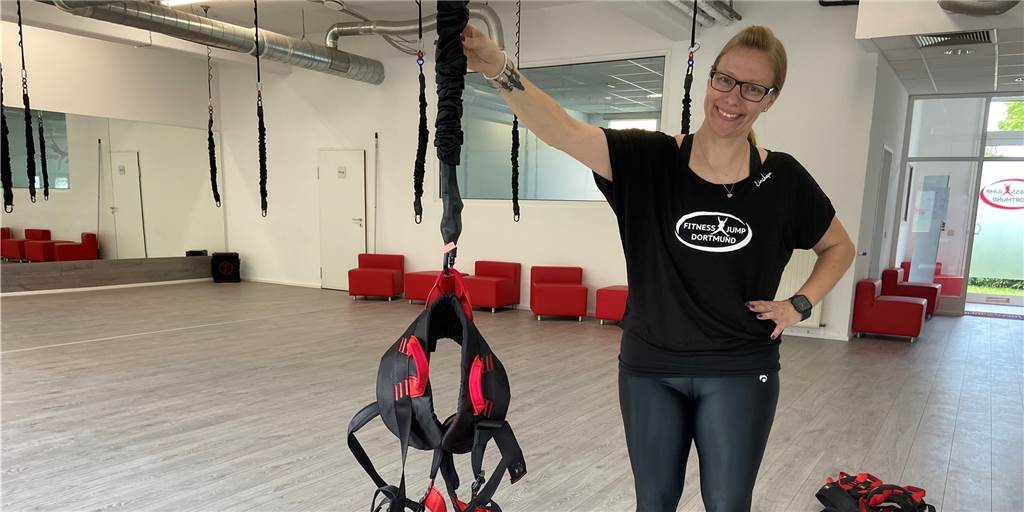 Im Video: BungeeFit im Test – Sportler hängen an Gurten von der Decke Mareike Schäfer hat ihren Kursraum im Fitness Jump Dortmund umgebaut. Jetzt ist er bereit für die neuen BungeeFit-Kurse.