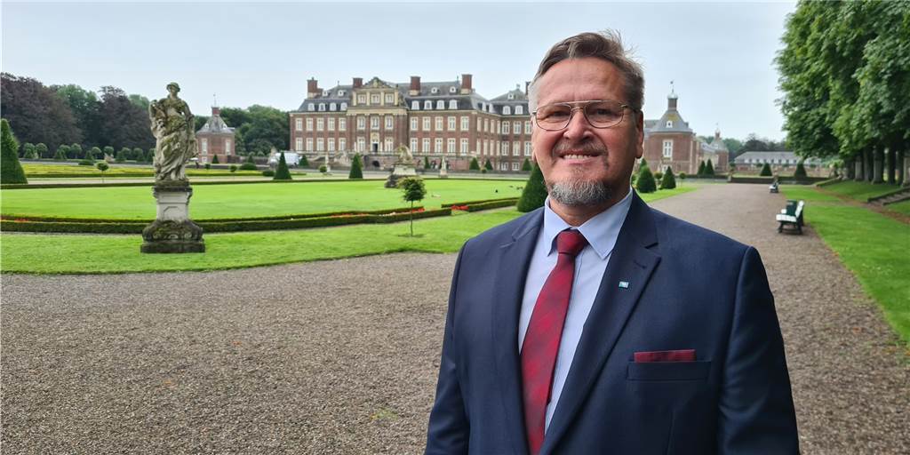 AfD-Kandidat balanciert zwischen Schloss-Faszination und Energie-Sorge Dr. Leonhard Martin ist fasziniert vom Schloss in Nordkirchen. Mit seinem Interesse für Architektur und der Sorge vor der deutschen Energie-Politik stellt er sich im Wahlkreis Coesfeld-Steinfurt II für die AfD für den Bundestag zur Wahl.
