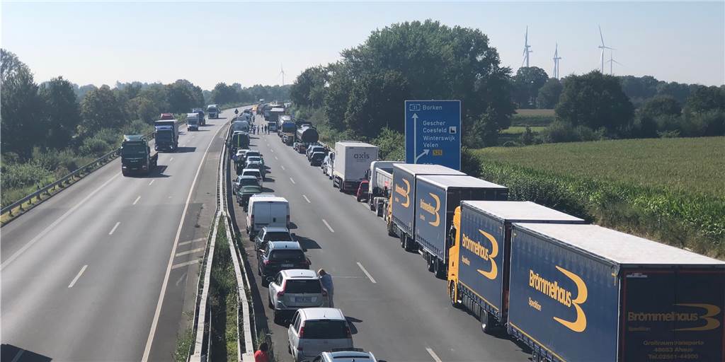 Tragischer Unfall: 32-jähriger stirbt auf der A31 trotz Reanimation Nach dem tragischen Unfall staute sich der Verkehr auf der A31 bis in den Nachmittag über mehrere Kilometer.