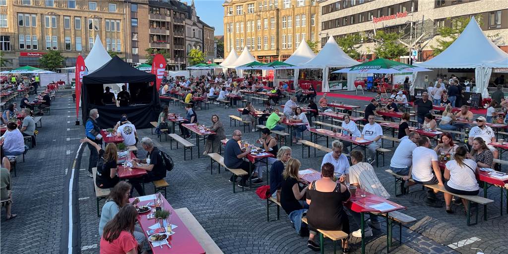 „Berauschend“: Das 30. „Castrop kocht über“ ist gestartet Beim 30. „Castrop kocht über" ist der Marktplatz umzäunt. Die Gäste brauchen Eintrittskarten. Die Stimmung war zum Auftakt aber trotz der Corona-Maßnahmen ausgelassen.