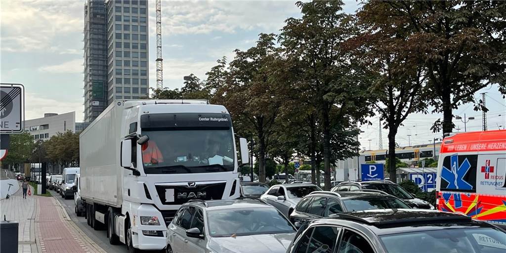 City-Evakuierung und Groß-Demo: Alle Infos des Tages im Live-Ticker Vor allem auf dem Königswall hat sich der Verkehr am Donnerstag wegen der Entschärfung lange gestaut.