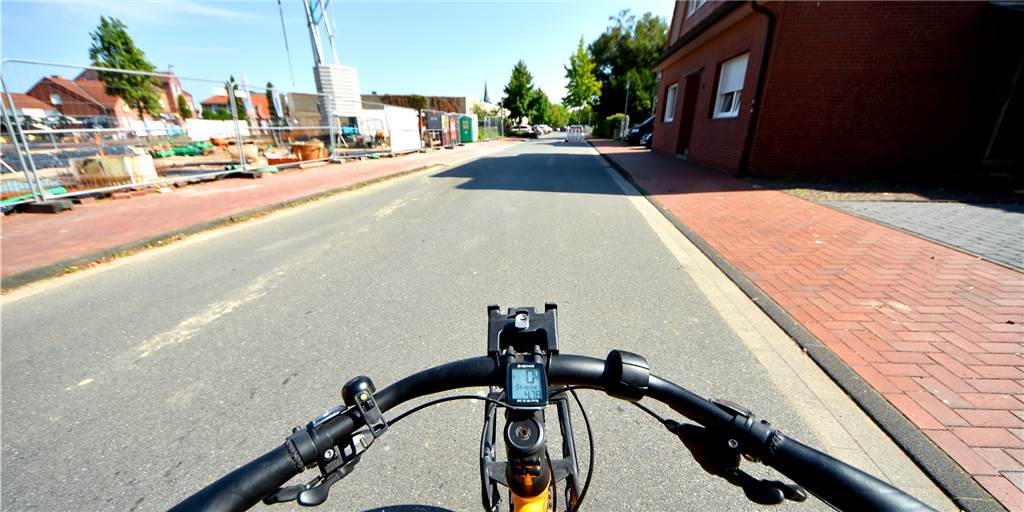 Schloßstraße soll Fahrradstraße werden: Präsentation am 19. September Freie Fahrt für Radfahrer: Die Schloßstraße soll zur Fahrradstraße umgewidmet werden und so einen weiteren Baustein im Radverkehrskonzept bilden. Die Pläne sollen am 19. September zum Aktionstag der europäischen Mobilitätswoche vorgestellt werden. Die Politik spricht erst am 21. September über die Idee.
