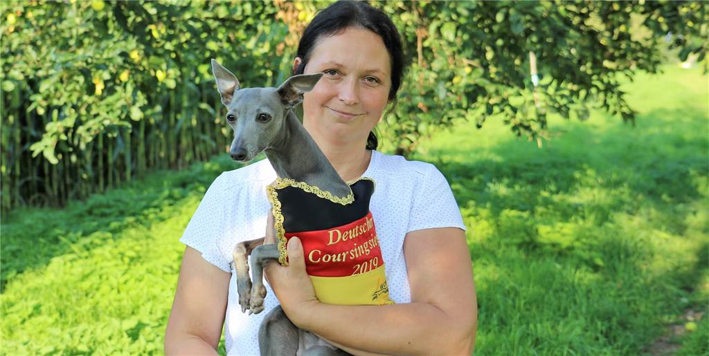 Sportporträt: Halternerin legt beeindruckende Hundesportkarriere hin Stefanie Bauer (45), hier mit ihrem Windhund "Izzy".