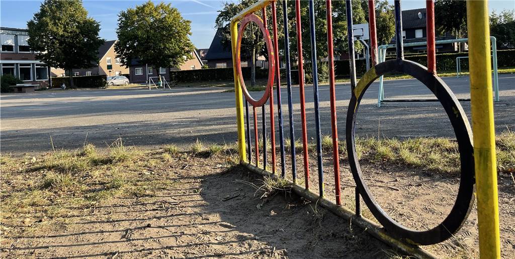 Foto und Hologramm - Gesamtschule Olfen geht nächsten digitalen Schritt Der Schulhof der Gesamtschule ist nicht unbedingt sehr attraktiv. Deshalb laufen die Vorbereitungen für eine Neugestaltung.
