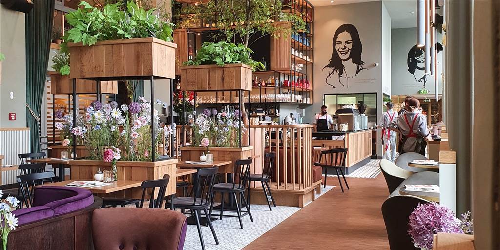 Neues Wohlfühlrestaurant versinnlicht den Kino-Besuch in der Lichtburg Blick in das neue Restaurant RoseMarie an der Essener Lichtburg