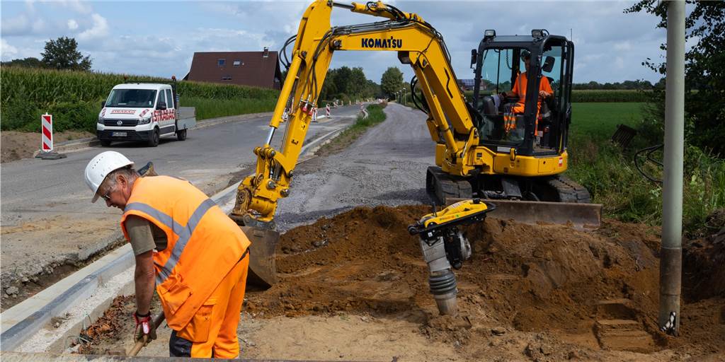 Die Bauarbeiten an der Otto-Hahn-Straße laufen zurzeit. Der Bund hat dafür Fördermittel gezahlt, macht aber auch viele bauliche Vorgaben, zum Beispiel wie breit der Fahrradweg sein muss.