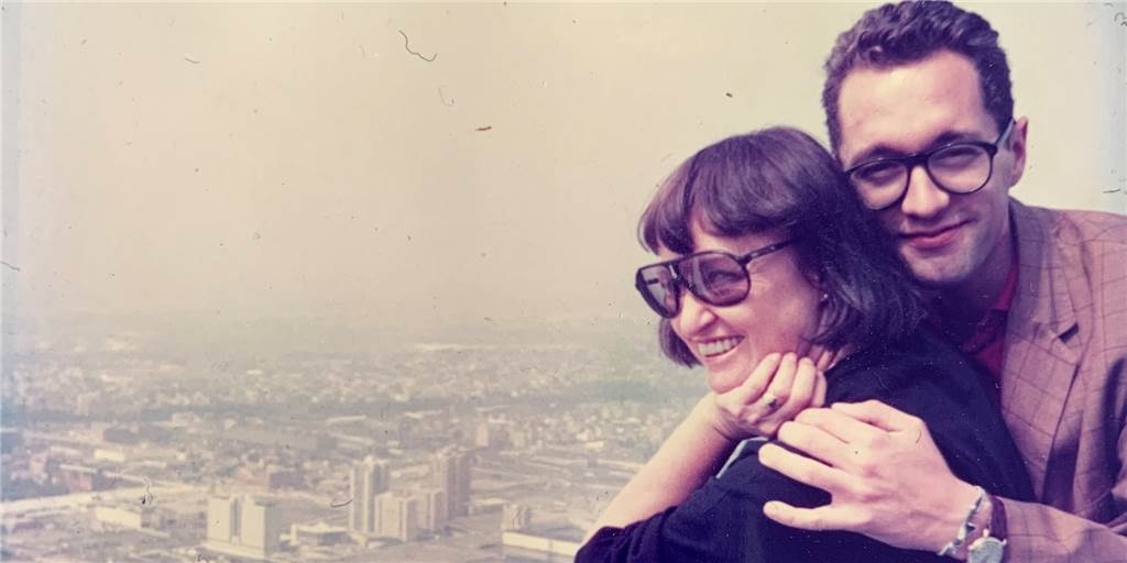 Erinnerungen an 9/11: „Wir haben miteinander gesprochen und geweint“ Ein Foto vom Dach des World Trade Centers. Theo Bleckmann dazu: „Es war 1989 mit meiner Lehrerin und Mentorin Sheila Jordan. Ich habe die zwei Türme immer sehr bewundert, trotz ihrer kolossalen Erscheinung fand ich immer Details und Finesse, die ich bei jedem Besuch neu entdecken konnte.“