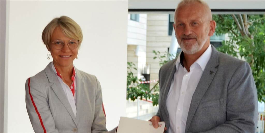 Fördergelder ebnen Weg für Kaffeerösterei und Gewürzladen in Stadtlohn Dorothee Feller überreicht den Förderbescheid an Stadtlohns Ersten Beigeordneten Günter Wewers.