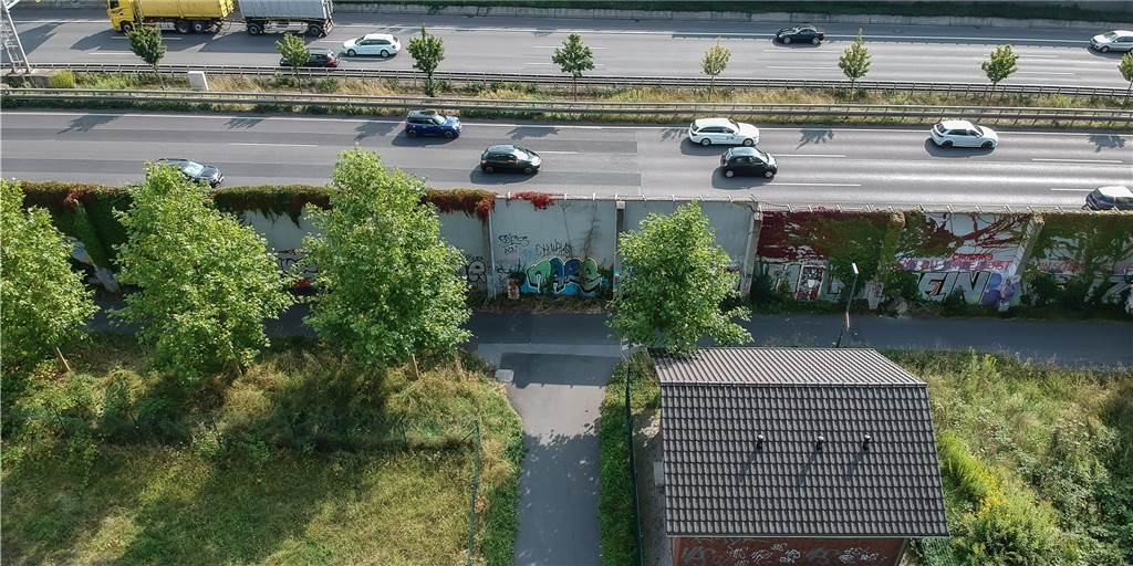 Lkw-Problem: Bekommt Dortmund eine neue A40-Auffahrt? Auf dieser Höhe müsste die Lärmschutzwand unterbrochen werden. Davor verläuft der Radschnellweg.