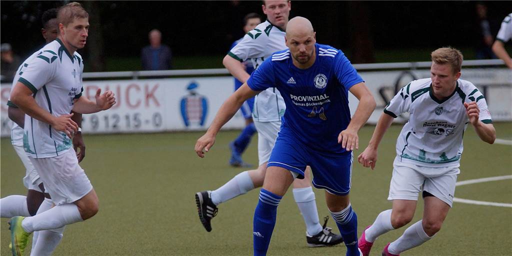 HSC-U23 geht mit breiter Brust ins Derby mit dem „grummelnden“ Königsborner SV Geht motiviert ins Derby mit dem KSV: Marcel Greig (am Ball), Spielertrainer der Holzwickeder U23-Mannschaft.