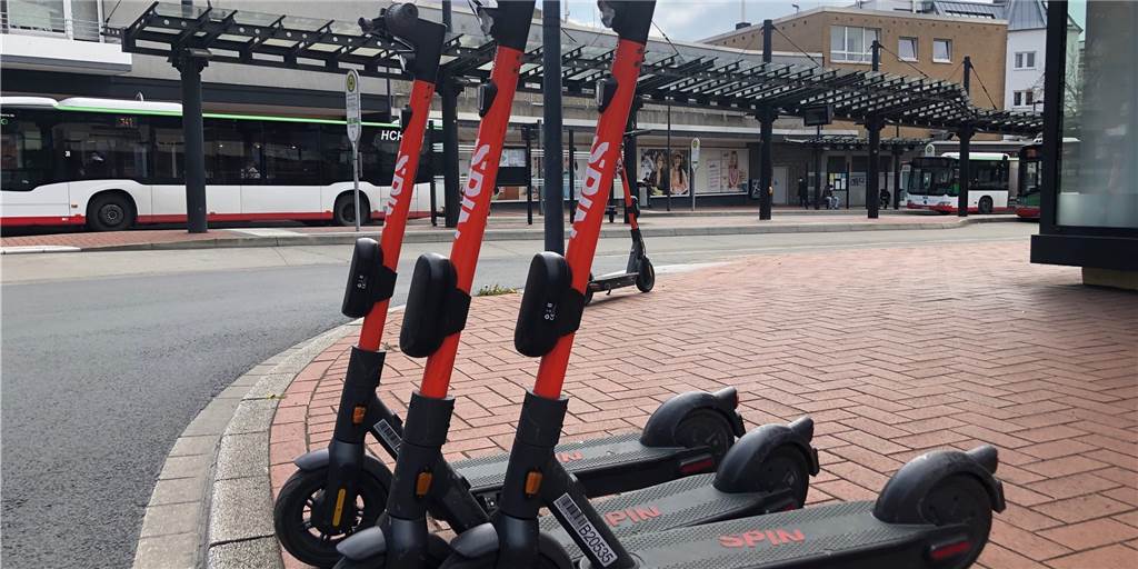 E-Scooter in Fußgängerzonen abschalten: Möglich, aber rechtlich ungeklärt Die E-Scooter von Spin stehen an vielen Orten in Castrop-Rauxel.