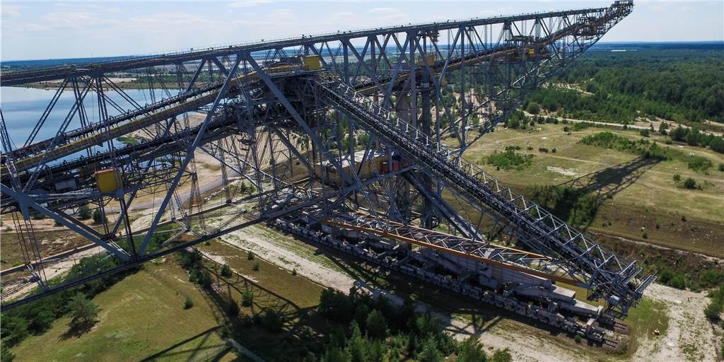Welterbe-Bewerbung des Ruhrgebietes: War die Jury befangen? Auch andere Stätten der Industriekultur wollen Welterbe werden: zum Beispiel die „Bergbaufolgelandschaften Lausitz“. Dort steht die gigantische Abraumförderbrücke F 60. Ein Mitglied der NRW-Jury berät das Projekt.