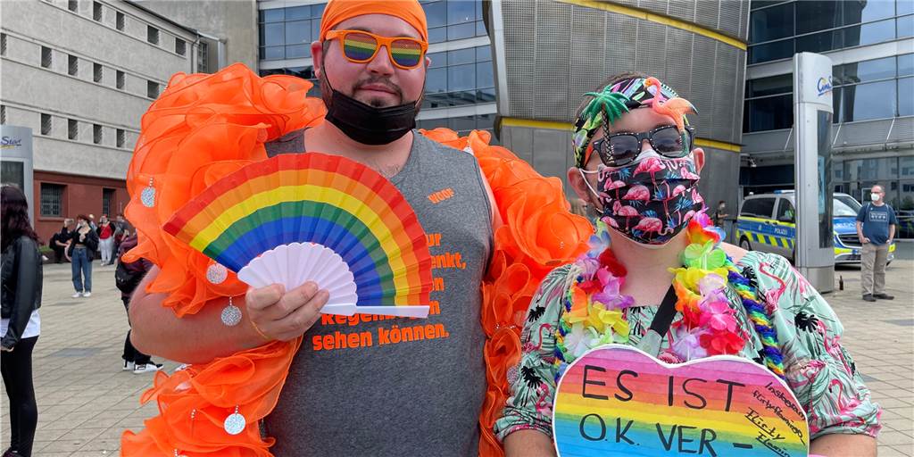 Viele Fotos vom CSD in Dortmund: Farbenfroher Prostest mit außergewöhnlichen Kostümen Mit Regenbogenflaggen und bunten Kostümen zogen bis zu 3200 Menschen beim CSD durch die Dortmunder Innenstadt.