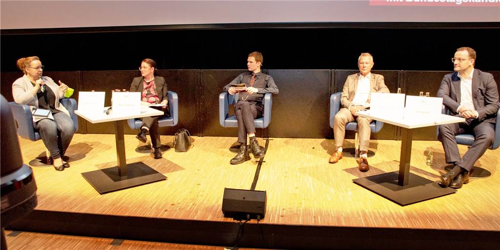 Auf dem Podium : Alexandra Schoo (Grüne),(v.l.) Sarah Lahrkamp (SPD), Moderator Aidan Ellerkamp, Karlheinz Busen (FDP) und Jens Spahn (CDU).