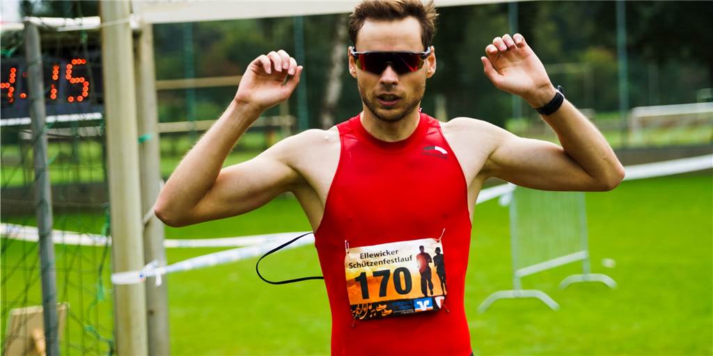 Viele Fotos: Läufer genießen Wettkampfflair beim Ellewicker Schützenfestlauf Tim Lammers (VFL Ahaus) feierte seinen Start-Ziel Sieg beim 10 Kilometerlauf des ASV Ellewick.