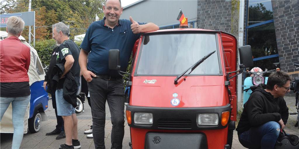 „Radweg Rocker“ und Mofamonkeys knattern zum großen Treffen nach Ahaus Matthias Fleischer von Münsterland Mofa hat das Treffen organisiert und sein Piaggio Ape50 mitgebracht.