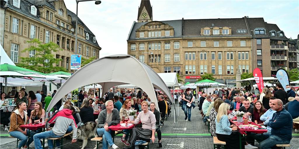 „Castrop kocht über“-Comeback: Abends war es voll, mittags eher leer Am Samstagabend (11.9.) zum Auftritt der Coverband „Seven Cent“ war der Marktplatz voll. Über Tag war es mitunter sehr viel leerer.