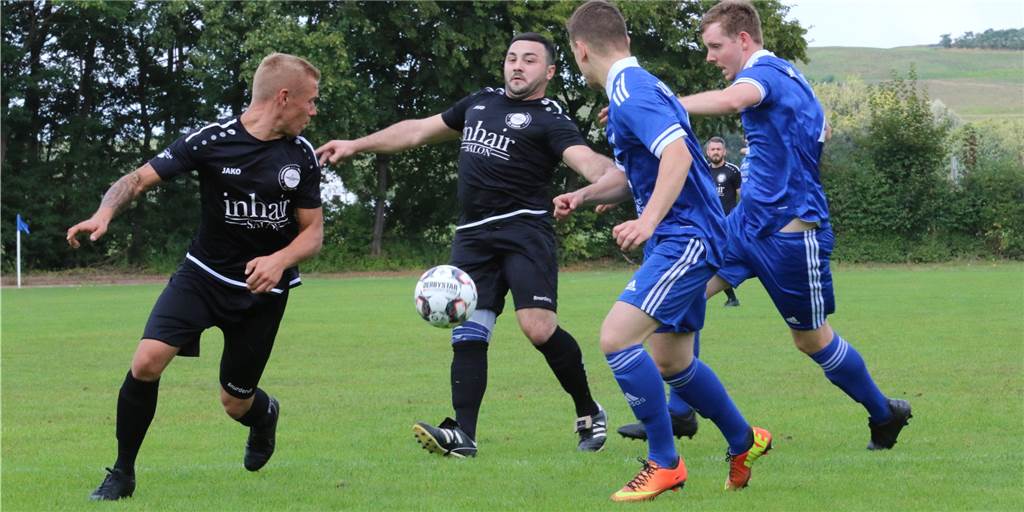 Kamens Edel-Offensive schießt sich mit Motivationsbild an die Tabellenspitze Der VfL Kamen - hier mit Björn Scharfe (links) und Engin Duman - setzte sich ungefährdet mit 7:0 beim FC Pelkum durch.