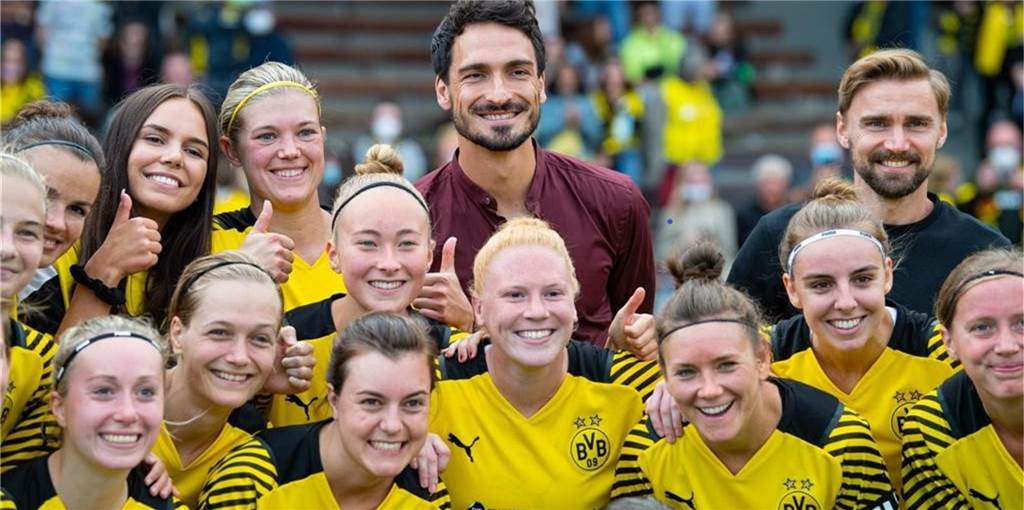 Vor Hummels, Rauball und 1625 weiteren Zuschauern: BVB-Frauen gelingt Sieg zur Premiere Prominente Unterstützung bei den BVB-Frauen: Mats Hummels und Marcel Schmelzer.