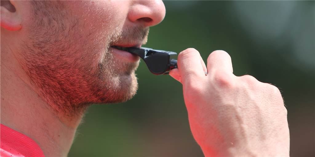 In der Kreisliga C: Schiedsrichter bricht Partie schon nach fünf Minuten ab Abpfiff: Ein Schiedsrichter sah sich ein Kreisligaspiel in Dortmund nicht lange an.