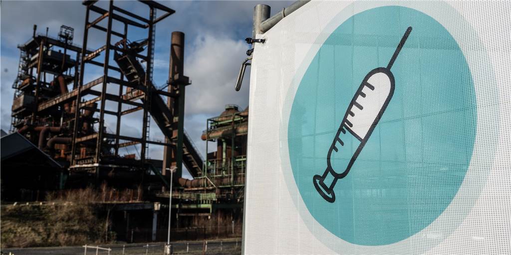 Impfzentrum schließt: Kommt der Ansturm auf die Hausärzte? Das Impfzentrum Phoenix-West schließt Ende September - dann wird hauptsächlich in den Hausarztpraxen geimpft.